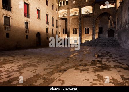 Placa del Rei (Plaza del Rey) (Königsplatz) bei Nacht im Barri Gotic (gotisches Viertel) von Barcelona, Katalonien, Spanien Stockfoto