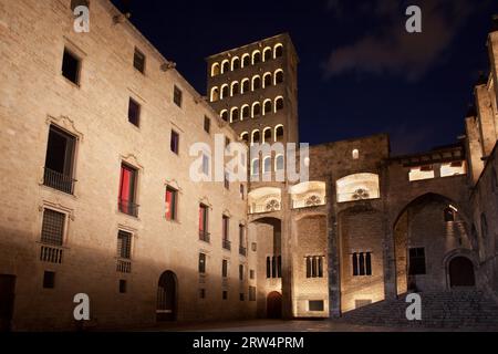 Torre Mirador und Palau del Lloctinent am Placa del Rei bei Nacht in Barcelona, Katalonien, Spanien Stockfoto