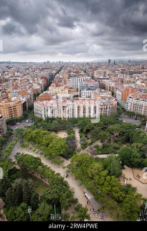 Stadt Barcelona in Katalonien, Spanien. Blick von oben, Placa de la Sagrada Familia auf dem ersten Plan Stockfoto