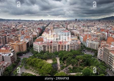 Stadt Barcelona in Katalonien, Spanien. Blick von oben, Placa de la Sagrada Familia auf dem ersten Plan Stockfoto