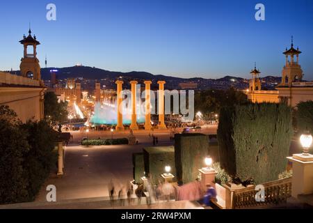 Barcelona bei Nacht in Katalonien, Spanien. Blick von Montjuic in Richtung Magic Fountain und Plaza de Espana Stockfoto