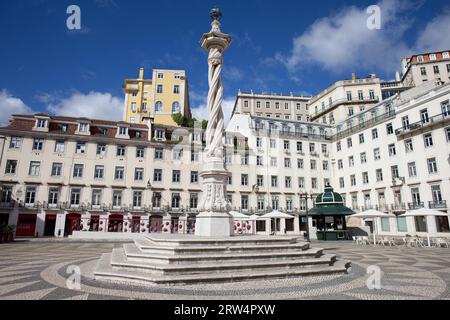 Stadtplatz (Portugiesisch: Praca do Municipio) mit der Säule pelourinho (Pillory) aus dem 18. Jahrhundert in Lissabon, Portugal Stockfoto