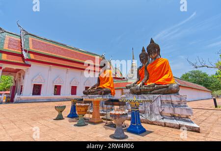 Surat Thani, Thailand - 23. April 2023: Die antike Buddha-Sitzstatue im Wat Phra Borommathat Chaiya. Stockfoto