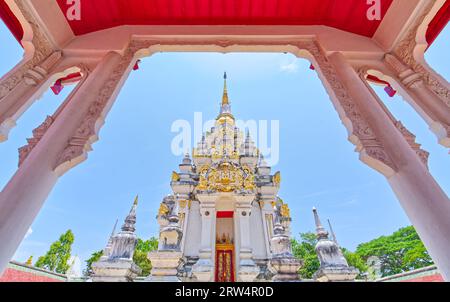 Surat Thani, Thailand - 23. April 2023: Die antike Pagode von Mahayana am Wat Phra Borommathat Chaiya, buddhistisch erbaut, als das Si-Wichai-Reich wa Stockfoto