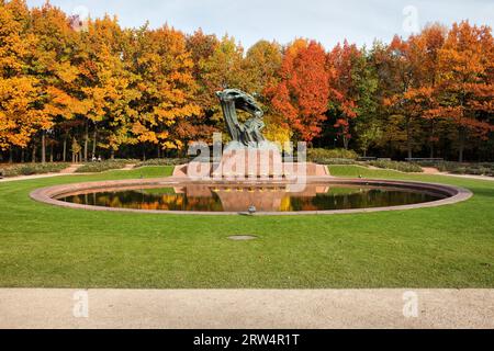 Fryderyk-Chopin-Denkmal, entworfen um 1904 und Herbstlandschaft der Königlichen Lazienki-Gärten in Warschau, Polen Stockfoto