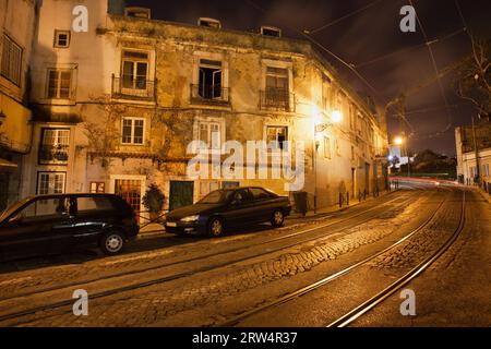 Altstadt von Lissabon in Portugal bei Nacht, Straßenbahnlinie der berühmten Straßenbahn 28 auf der Largo Santa Luzia Straße Stockfoto