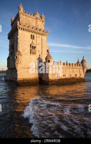 Belem-Turm am Fluss Tejo bei Sonnenuntergang in Lissabon, Portugal Stockfoto