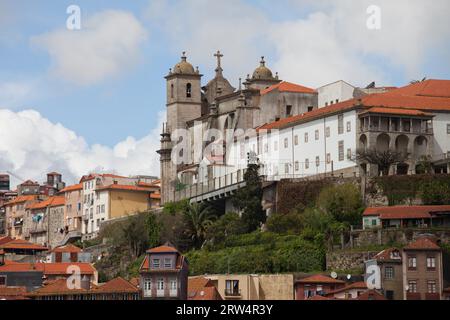 Kirche Igreja dos Grilos auf einem Hügel im historischen Zentrum von Porto in Portugal Stockfoto