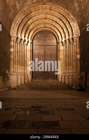 Hauptportal zur Kathedrale von Lissabon bei Nacht in Portugal Stockfoto