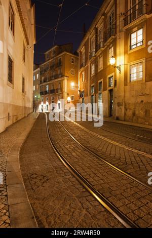 Stadt Lissabon in Portugal bei Nacht, Largo Santa Luzia Straße mit Straßenbahn der berühmten Straßenbahn 28 Stockfoto