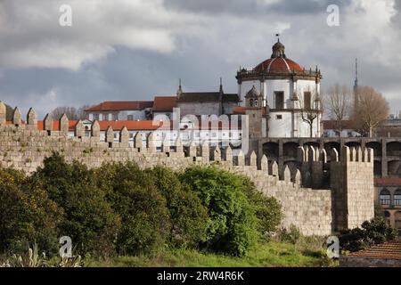 Fernandina alten Stadtmauer (Muralhas Fernandinas Do Porto) in Porto und Kloster der Serra Pilar in Vila Nova De Gaia, Portugal Stockfoto