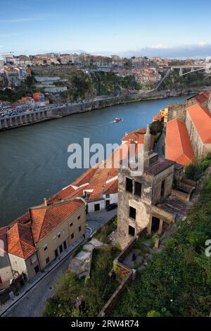 Blick von Vila Nova de Gaia über den Fluss Douro und die Skyline der Stadt Porto in Portugal Stockfoto