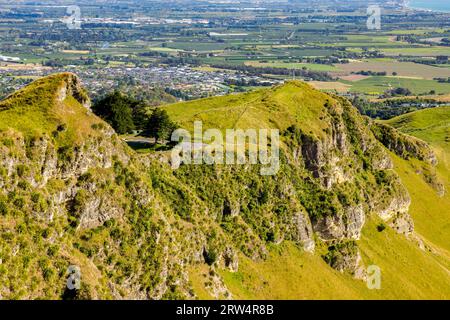 5. Dezember 2023: Hawkes Bay, Neuseeland, - Te Mata Peak, die Aussicht von oben, mit der Stadt Havelock im Norden unten. Stockfoto