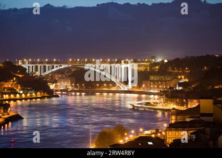 Arrabida-Brücke bei Nacht über den Fluss douro, zwischen den Städten Porto und Gaia in Portugal Stockfoto