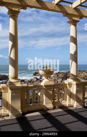 Säulen und Balustrade der Pergola da Foz in Porto, Promenade entlang der Atlantikküste in Portugal Stockfoto