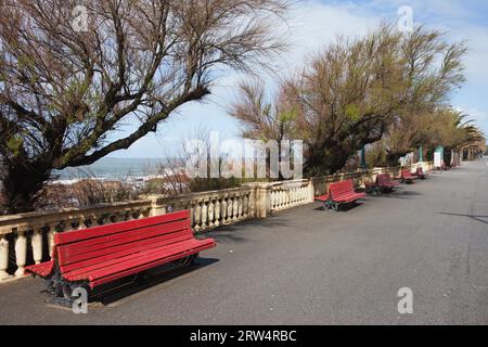 Promenade mit Bänken entlang der Atlantikküste im Stadtteil Foz von Porto in Portugal Stockfoto