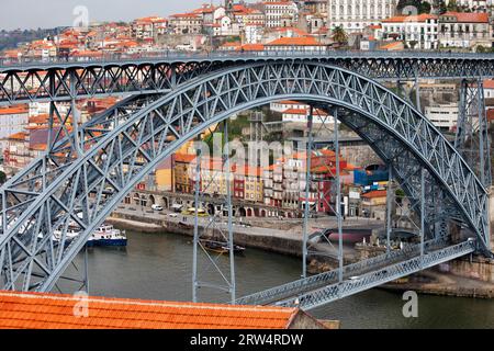 Stadt Porto in Portugal. Brücke Ponte Luiz I über den Fluss Douro und historische Architektur der Altstadt Stockfoto