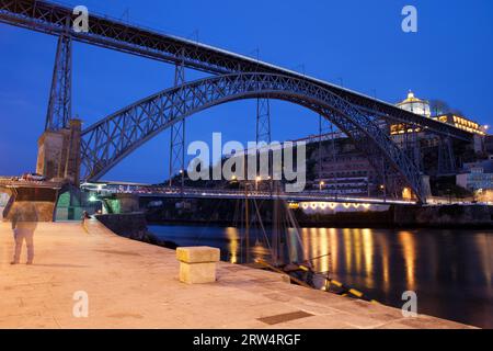 Dom Luis I Brücke bei Nacht in Porto, Portugal Stockfoto
