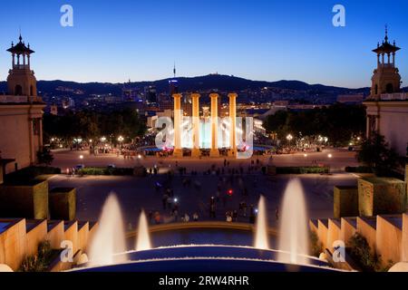 Stadt Barcelona bei Nacht in Katalonien, Spanien, Blick von Montjuic in Richtung Magic Fountain und Four Columns Stockfoto