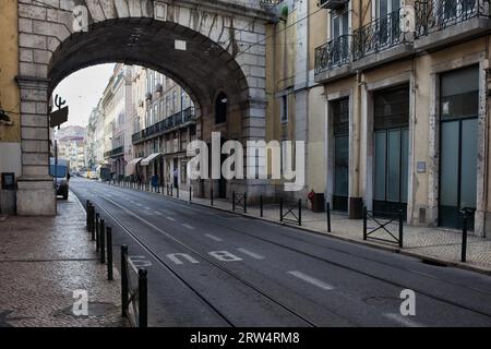 Viadukt über Rua de S. Paulo Straße mit Straßenbahnlinie, Stadt Lissabon, Portugal Stockfoto