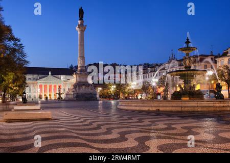 Rossio-Platz bei Nacht in Lissabon, Portugal mit Dom Pedro IV.-Säule, Barockbrunnen und Dona Maria II.-Nationaltheater Stockfoto