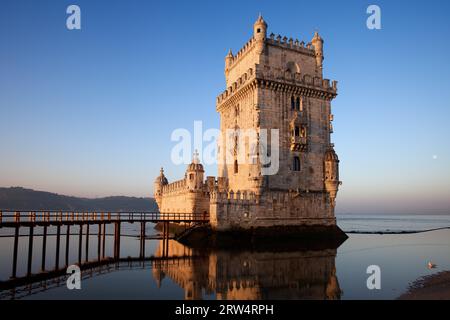 Turm von Belem in Lissabon, Portugal, Wahrzeichen der Stadt, 16. Jahrhundert Festung am ruhigen Morgen am Fluss Tajo (Tejo) Stockfoto