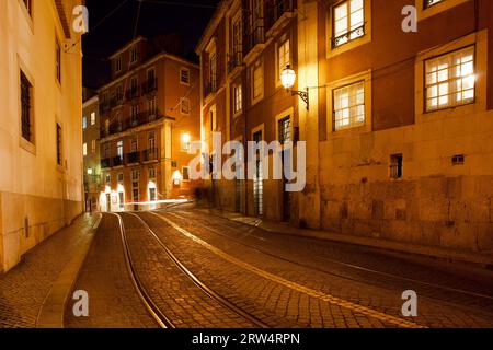 Stadt von Lissabon in Portugal bei Nacht, Largo Santa Luzia Straße mit berühmten Straßenbahnlinie 28 Stockfoto
