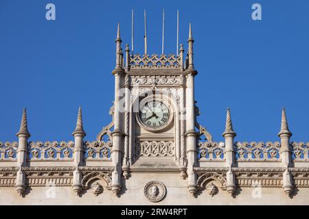 Architektonische Details des Bahnhofs Rossio in Lissabon, Portugal, Uhr, Endziffern, Nahaufnahme des Gebäudes, Neo-manuelinischer Stil aus dem 19. Jahrhundert Stockfoto