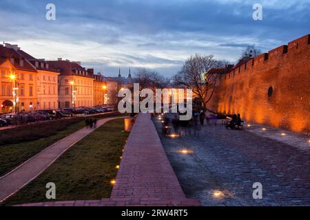 Polen, Warschau, Häuser in der Podwale-Straße und Abendgasse entlang der Stadtbefestigung in der Altstadt Stockfoto