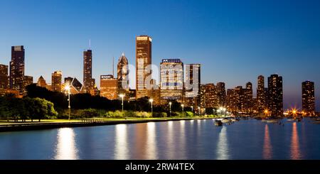 Chicago, USA, 12. Juli: Die Skyline von Chicago kurz nach Sonnenuntergang an einem heißen Sommertag in Illinois, USA Stockfoto