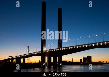 Die Bolte Bridge überquert den Yarra River bei Nacht in Melbourne, Victoria, Australien Stockfoto