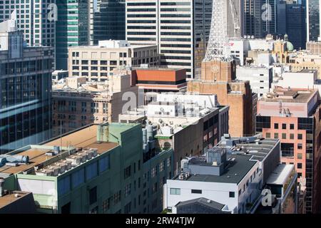 Sydney, Australien, 14. Mai, der Blick auf die Clarence St in Richtung Sydney Tower im Geschäftsviertel von Sydney am 14. Mai 2014 Stockfoto