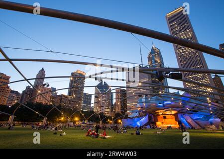 Chicago, USA, 9. Juli 2014: Jay Pritzker Pavilion im Millenium Park in der Abenddämmerung einer heißen Sommernacht Stockfoto