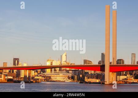 Die Bolte Bridge überquert den Yarra River bei Sonnenuntergang in Melbourne, Victoria, Australien Stockfoto