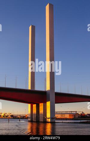 Die Bolte Bridge überquert den Yarra River bei Sonnenuntergang in Melbourne, Victoria, Australien Stockfoto