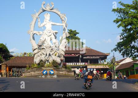 Die Statue von Arjuna an der Kreuzung von Jalon Raya Ubud, Jalon Raya Andong und Jalon Raya Cokorda Gede Rai in Peliatan, Bali, Indonesien Stockfoto
