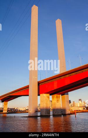 Die Bolte Bridge überquert den Yarra River bei Sonnenuntergang in Melbourne, Victoria, Australien Stockfoto