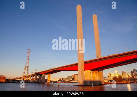 Die Bolte Bridge überquert den Yarra River bei Sonnenuntergang in Melbourne, Victoria, Australien Stockfoto