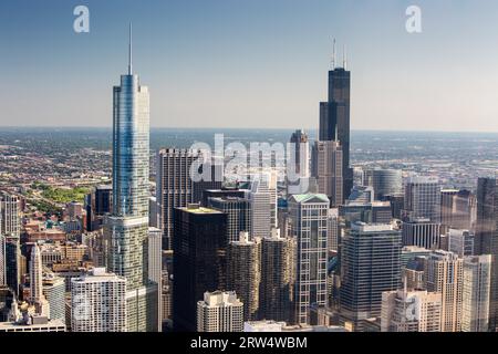 Die weitläufige Skyline von Chicago an einem heißen, klaren Sommertag in Illinois, USA Stockfoto