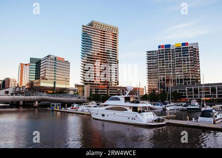 Melbourne, Australien, 17. Dezember 2013: Melbourne Skyline rund um Docklands und Webb Bridge an einem Sommerabend vom Yarra River Stockfoto