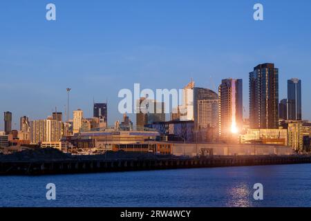 Melbourne, Australien, 17. Dezember 2013: Die Bolte Bridge überquert den Yarra River und die Skyline bei Sonnenuntergang in Melbourne, Victoria, Australien Stockfoto