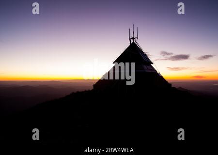 Der Blick bei Sonnenuntergang vom Gipfel des Mt Buller über den viktorianischen Alpen im Victorian High Country, Australien Stockfoto