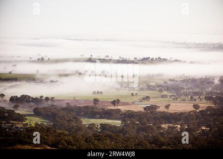 Ein Blick vom Mt Tarrengower auf die Moolort Plains bei Maldon in Victoria, Australien Stockfoto