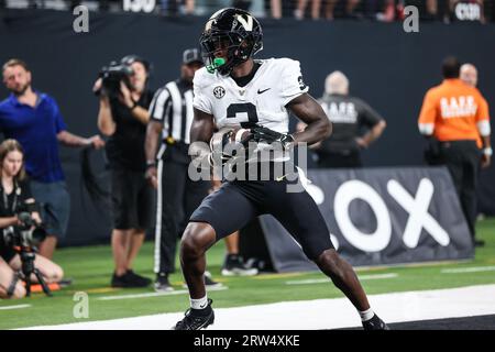 16. September 2023: Der Vanderbilt Commodores Wide Receiver Quincy Skinner Jr. (3) erzielt einen Touchdown während der zweiten Hälfte des College-Fußballspiels mit den Vanderbilt Commodores und den UNLV-Rebellen im Allegiant Stadium in Las Vegas, NV. Christopher Trim/CSM. (Bild: © Christopher Trim/Cal Sport Media) Stockfoto