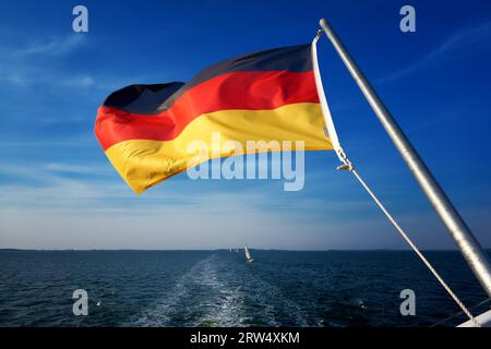 Deutsche Nationalflagge auf Motorbooten Stockfoto