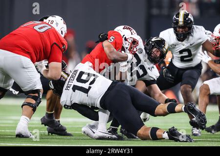 16. September 2023: In der zweiten Hälfte des College-Fußballspiels mit den Vanderbilt Commodores und den UNLV-Rebellen im Allegiant Stadium in Las Vegas, NV, wird der Vanderbilt Commodores Jr. (5) von Kane Patterson (19) angegriffen. Christopher Trim/CSM. (Bild: © Christopher Trim/Cal Sport Media) Stockfoto