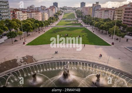 Blick von Fonte Luminosa leuchtender Brunnen auf Alameda Park, Lissabon, Portugal Stockfoto