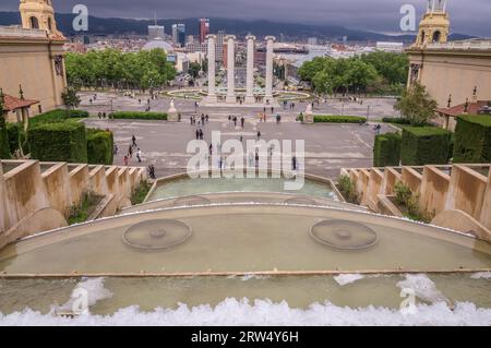 Blick auf Barcelona vom Brunnen auf der Plaza de Espana im Montjuic in Barcelona, Spanien Stockfoto