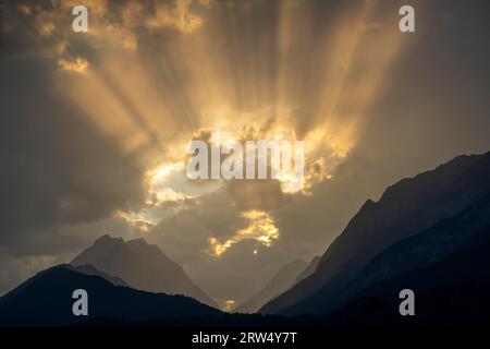 Kleiner und großer Bettler bei Sonnenuntergang, Karwendelgebirge, Tirol, Österreich Stockfoto