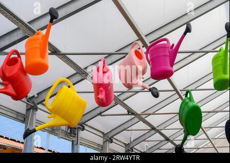 Bunte Gießkannen in einem Gartencenter, Allgaeu, Bayern, Deutschland Stockfoto